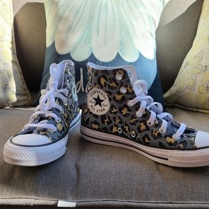 SOLD!! Converse leopard print size 6.5